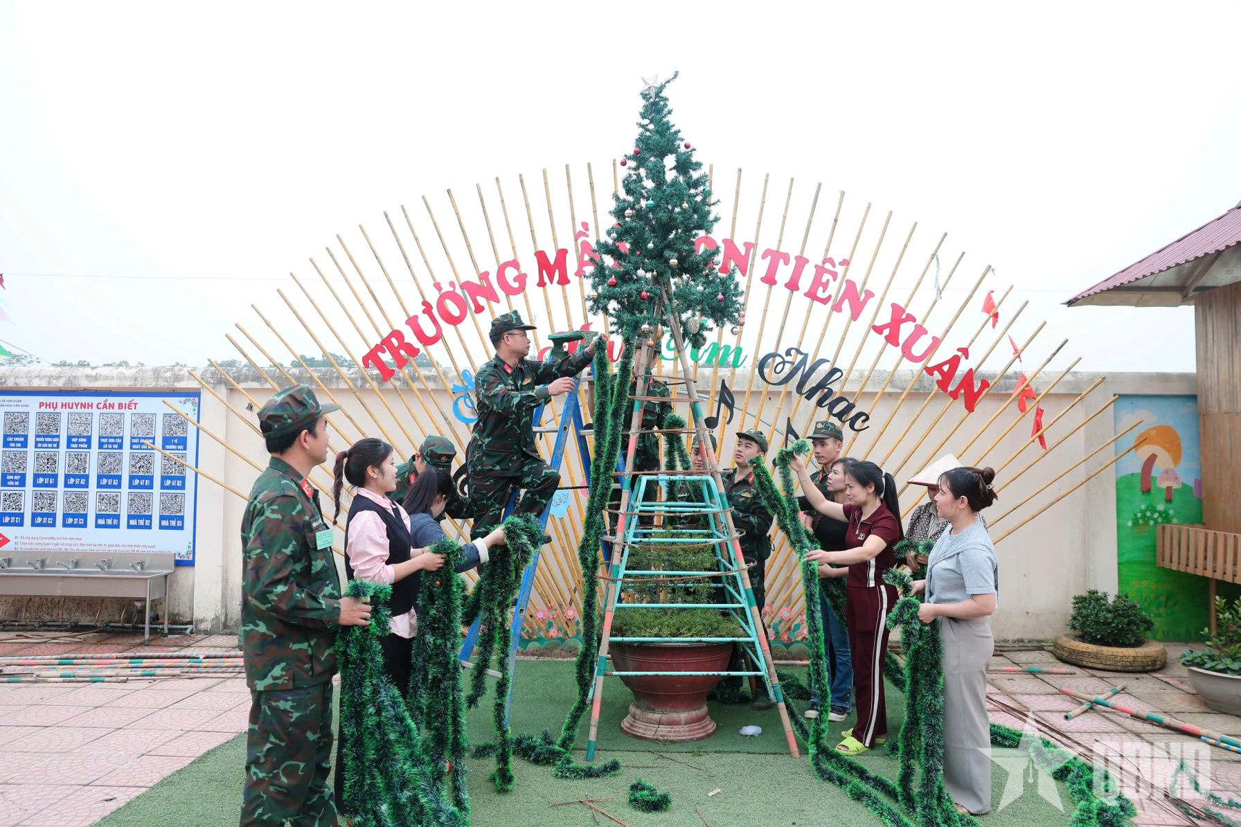 Lấp lánh hình ảnh cán bộ, học viên Học viện Hậu cần trong lòng nhân dân